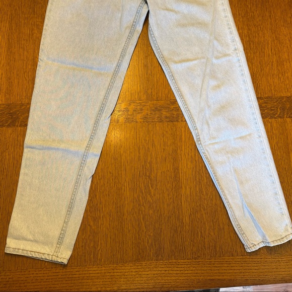 Levi's Women's High-Rise Jeans — Light Blue and Pale Blue Washes - Picture 4 of 11